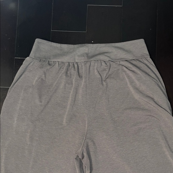 Uniqlo size Large Al Rism Khaki Wide-Leg Pants.  Excellent Condition - Picture 4 of 6